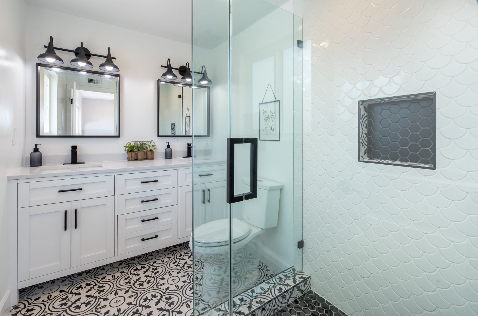 Bathroom remodeling in Miami: Renovating and installing new cabinets